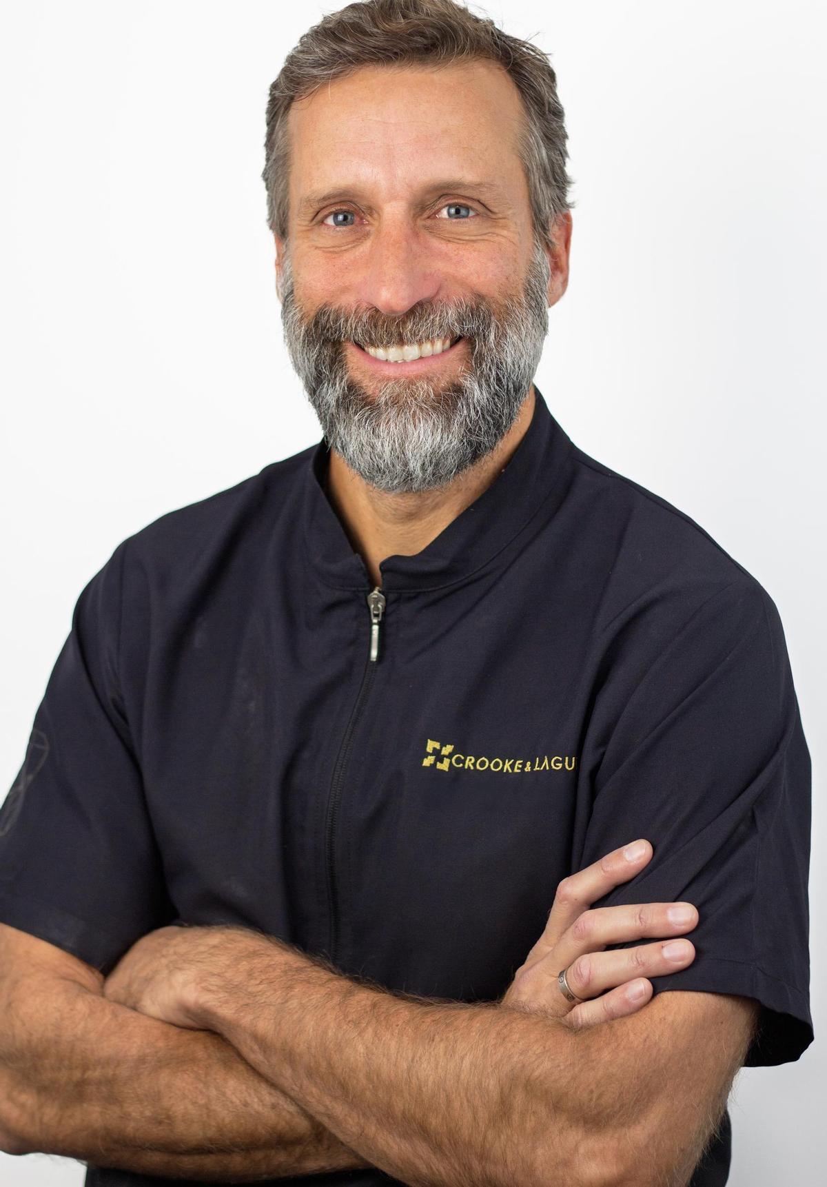 Con más de 22 años de experiencia, el Dr. Coachman es un experto en planificación digital de sonrisas y en la rehabilitación de casos complejos.