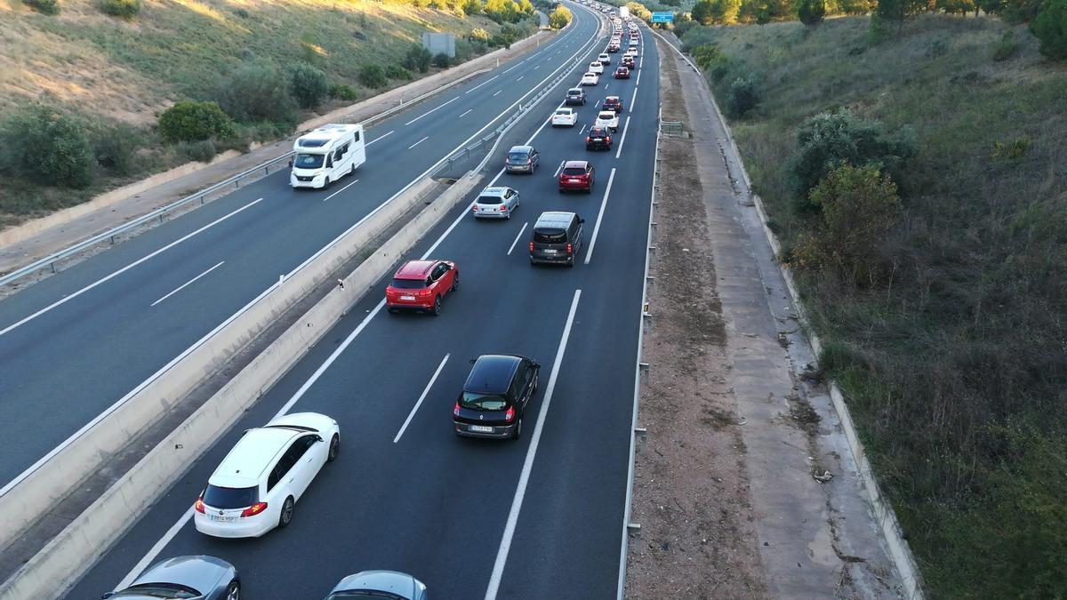 El accidente ha provocado largas colas al quedar cerrado uno de los dos carriles al tráfico.