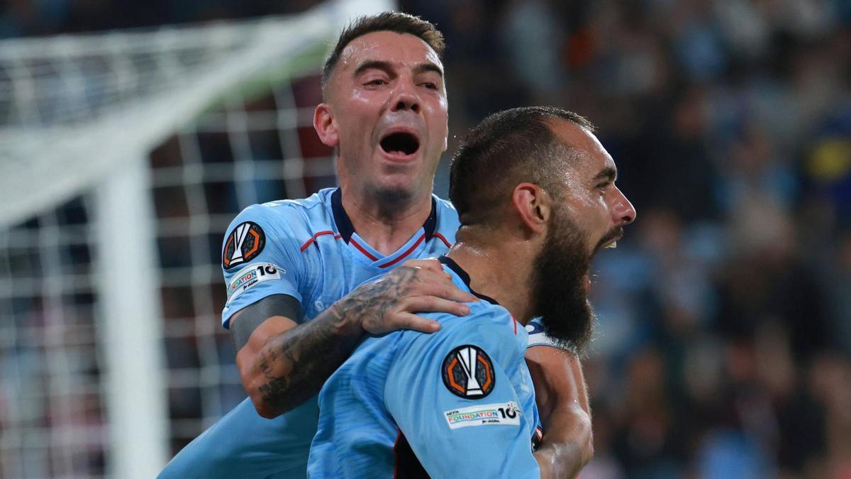 Iago Aspas y Borja Iglesias celebran efusivamente un gol en Balaídos durante la presente Europa League.