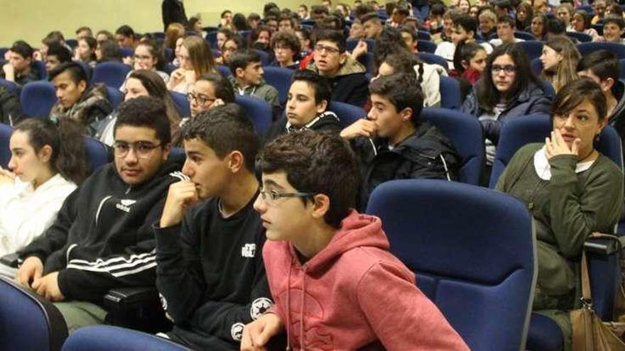 Los alumnos de Valdés, durante la charla de Margarita Salas.