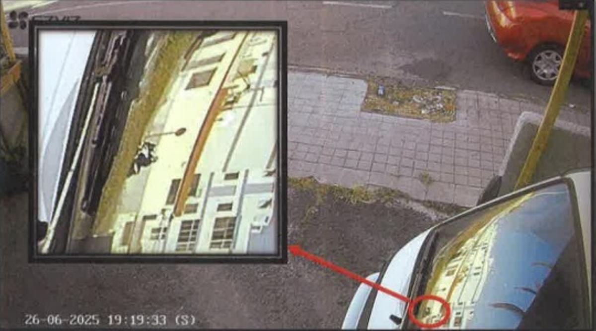 Momento del crimen, captado por una cámara en el reflejo del cristal de un coche