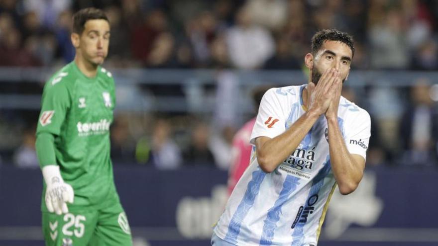 El lanzador se lamenta y Edgar Badia resopla tras el tiro parado en el partido del pasado viernes en Málaga.