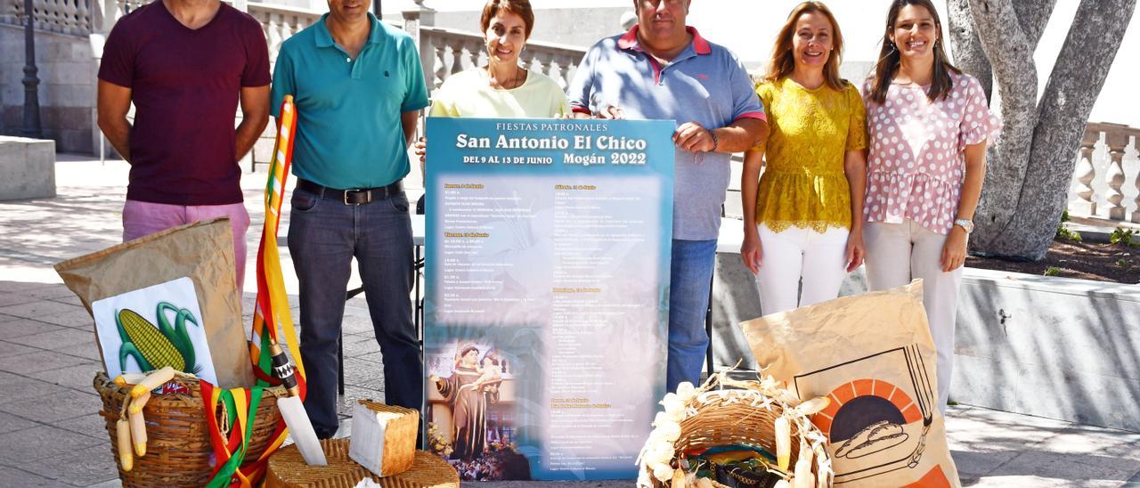 Concejal de Deportes, Luis Becerra, concejal de Obras Públicas, Ernesto Hernández, alcaldesa de Mogán, Onalia Bueno, concejal de Festejos Víctor Gutiérrez, concejala de Cultura, Consuelo Díaz, y concejala de Educación, Tania Alonso.