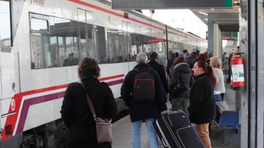 Un tren de rodalies, a l&#039;estació de Girona.