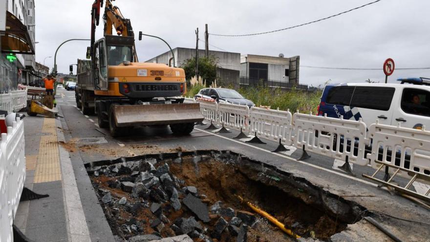 Una tubería rota hunde la calzada y obliga a cerrar un carril en Monelos