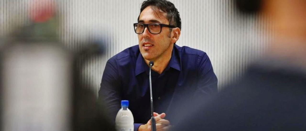 El director deportivo del CB Gran Canaria, Willy Villar, durante la rueda de prensa realizada para comunicar su presentación en el cargo.