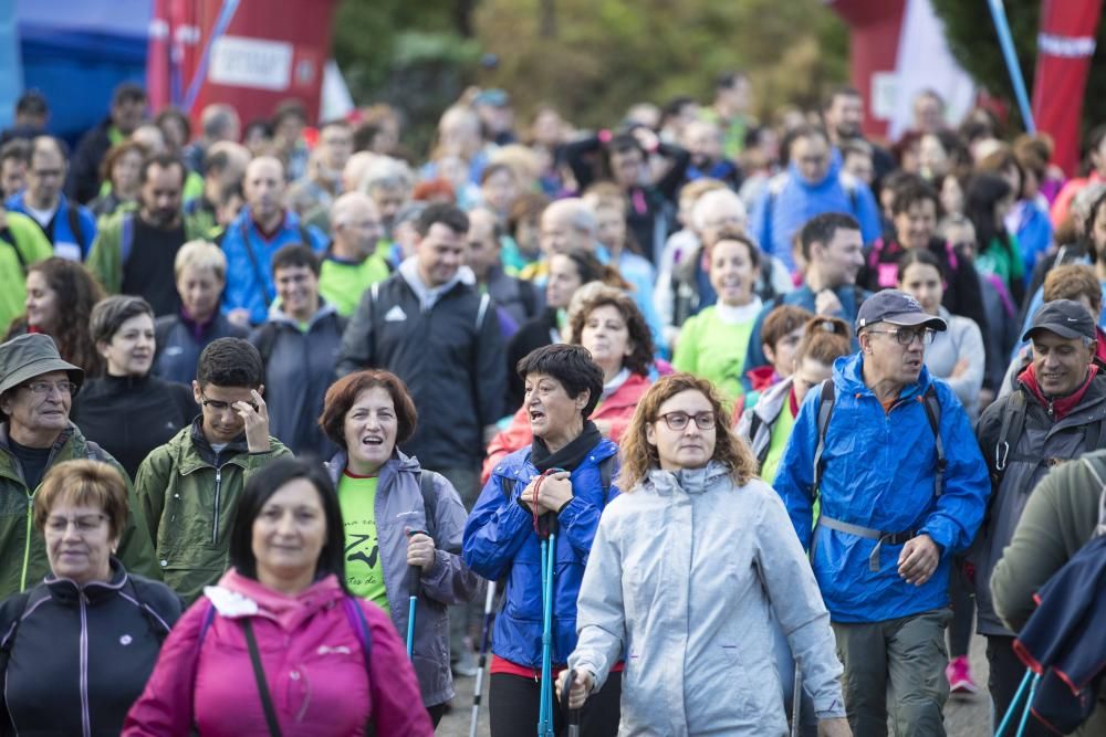 Más de medio millar de personas se citaron esta mañana en Coruxo para recorrer la zona quemada en octubre de 2017.