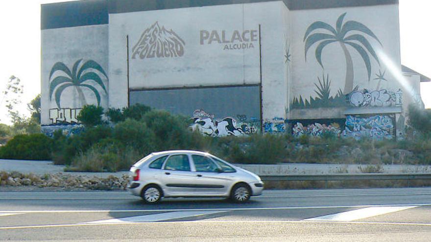 El exterior del local de es Fogueró, en Alcúdia, donde falleció el hombre.