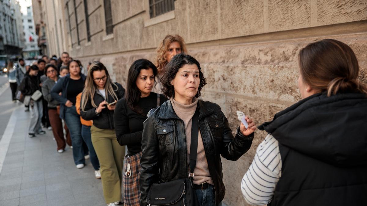 Colas en el padrón del Ayuntamiento de València el primer día de la regularización masiva.