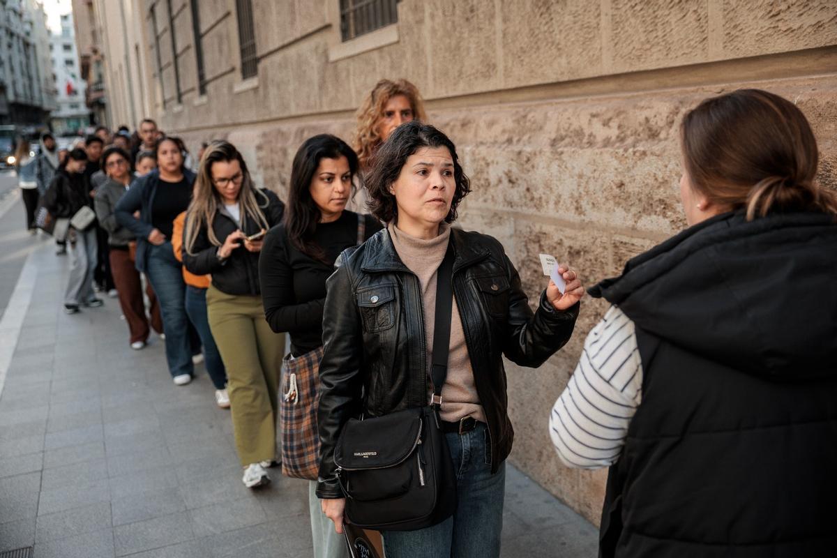 Colas en el padrón del Ayuntamiento de València el primer día de la regularización masiva.