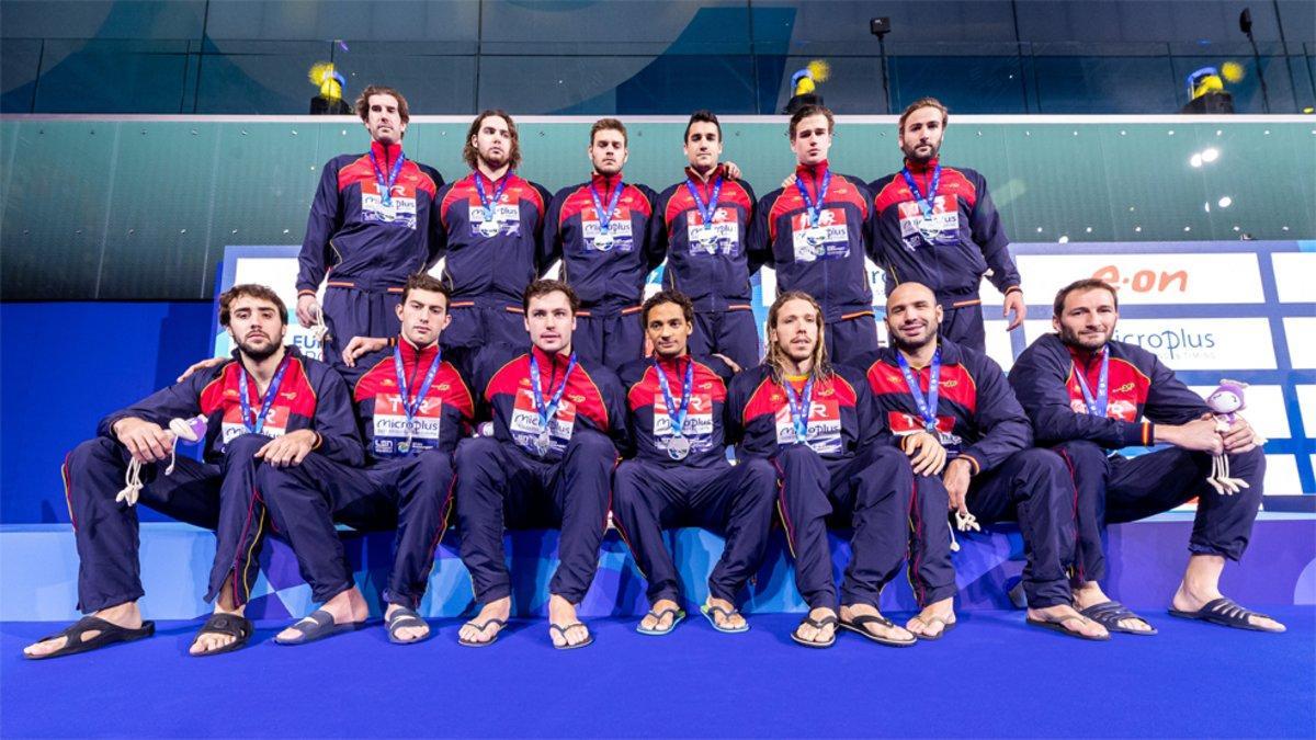 La selección masculina posa con la plata en Budapest