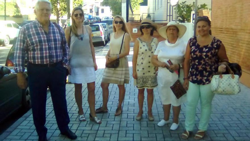 Vecinos y dirigentes vecinales, el pasado martes en El Limonar y al fondo el antiguo cuartel de la Guardia Civil.