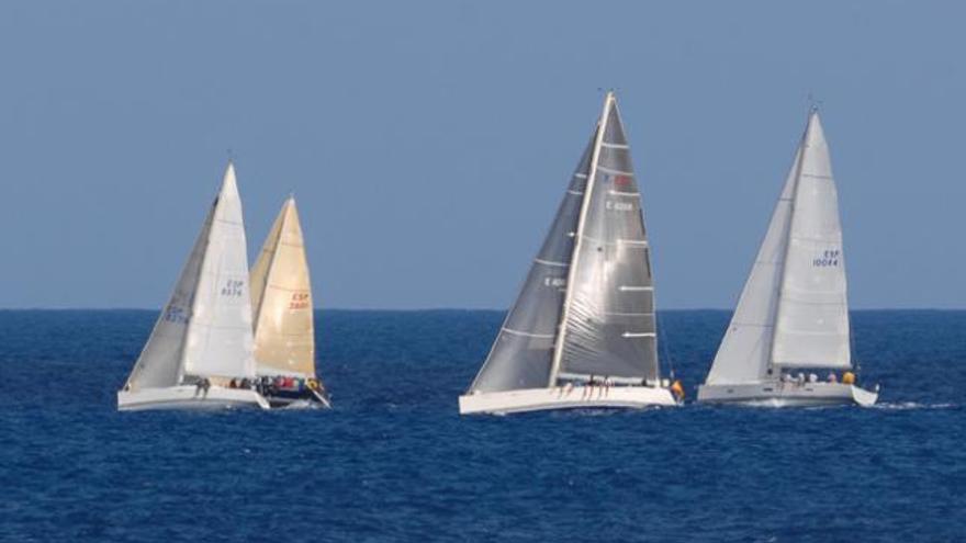 Salida ayer en la bahía de Las Palmas de Gran Canaria de los barcos que participan en la regata San Ginés. | andrés cruz