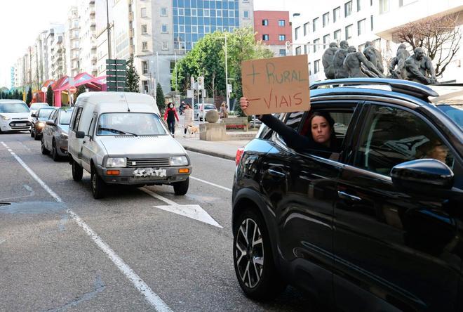 Decenas de coches toman el centro de Vigo para protestar contra el vial de Beade