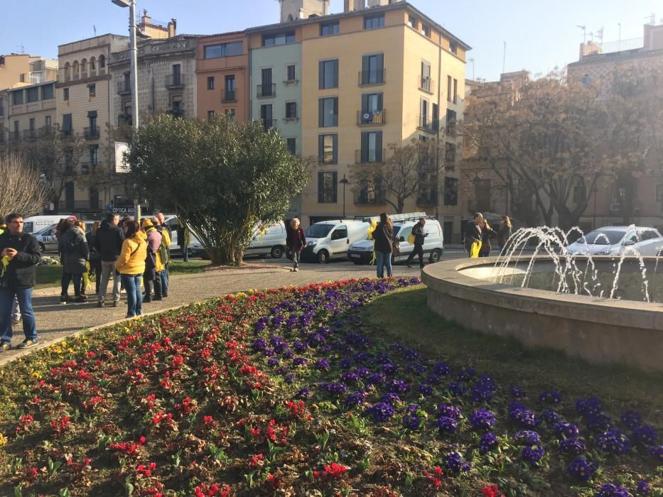 L'ANC reparteix cintes grogues a Plaça Catalunya