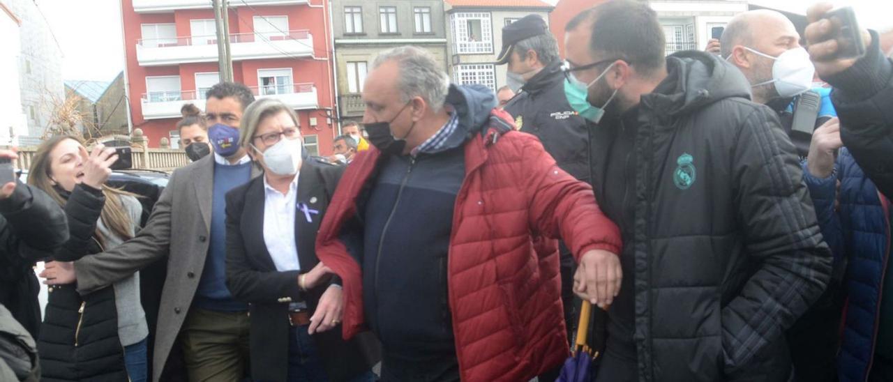 La protesta desplegada por los bateeiros en Vilaxoán, cuando acorralaron e  increparon a la conselleira Rosa Quintana, en el centro de la imagen. |   //  NOÉ  PARGA