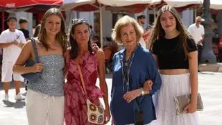Las reinas Letizia y Sofía, la princesa Leonor y la infanta Sofía pasean por el centro de Palma