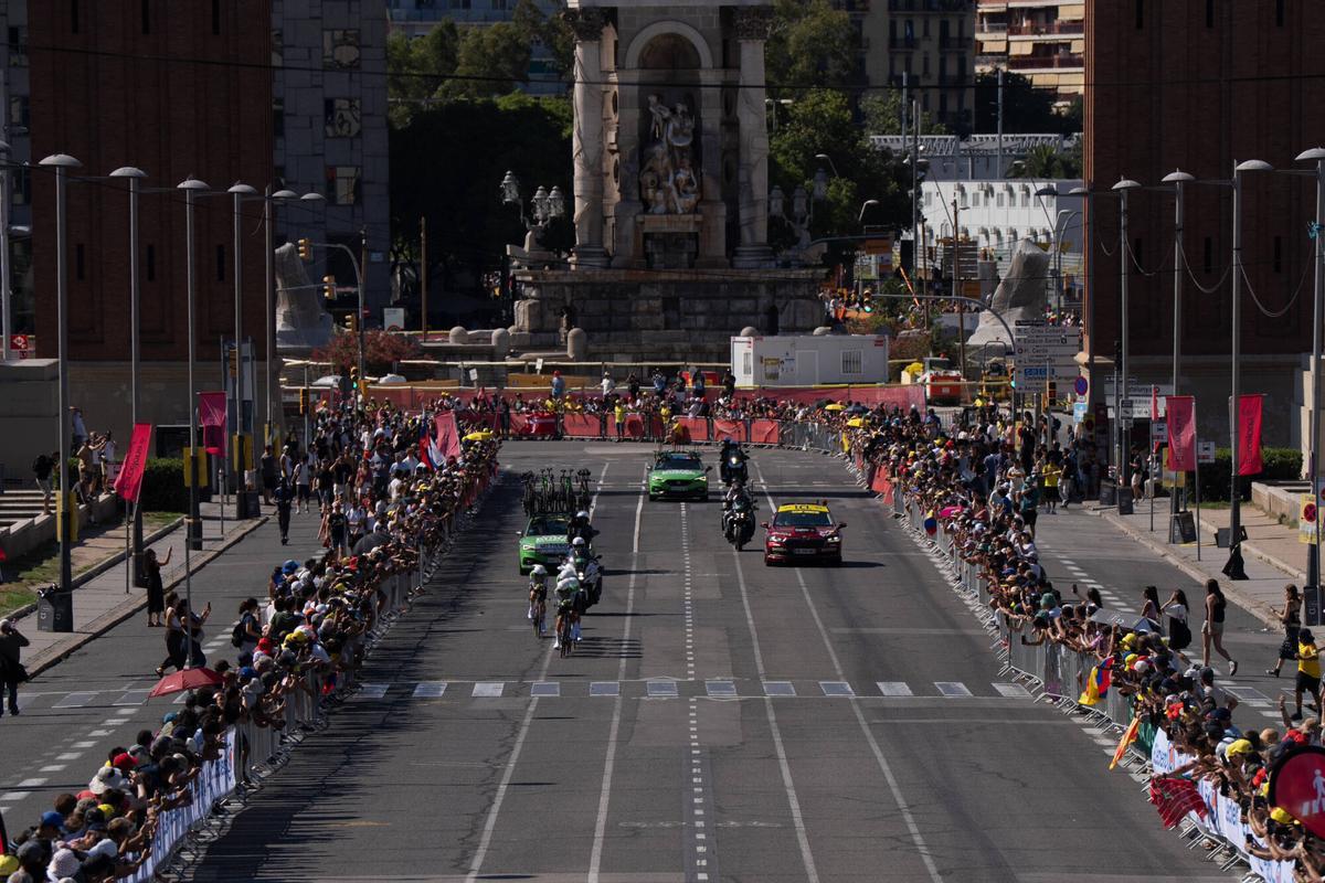 Barcelona. Caja Rural. Ciclistas en la primera etapa del Tour de France a su paso por Avenida Maria Crsitina. 4 de julio de 2026. Deportes.