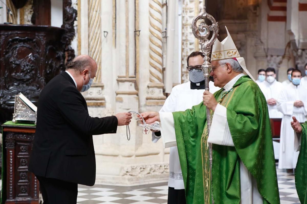 Olga Caballero y la junta directiva de la Agrupación de Cofradías toman posesión en la Catedral