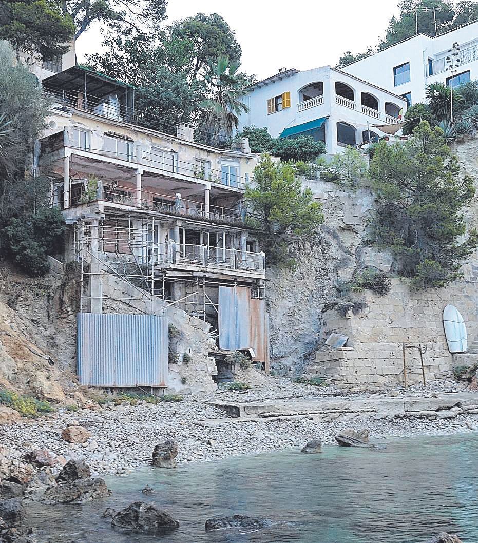 Geschützt durch ein verlassenes Gebäude führt eine Treppe in Bendinat von den Villen ans Meer.