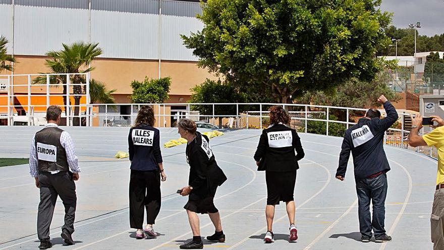 Los cinco voluntarios representan a Europa,  Balears, País Valencià, España y Catalunya en la línea de salida antes de empezar la carrera.