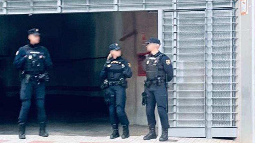 Agentes del CNP custodían el acceso a un garaje.