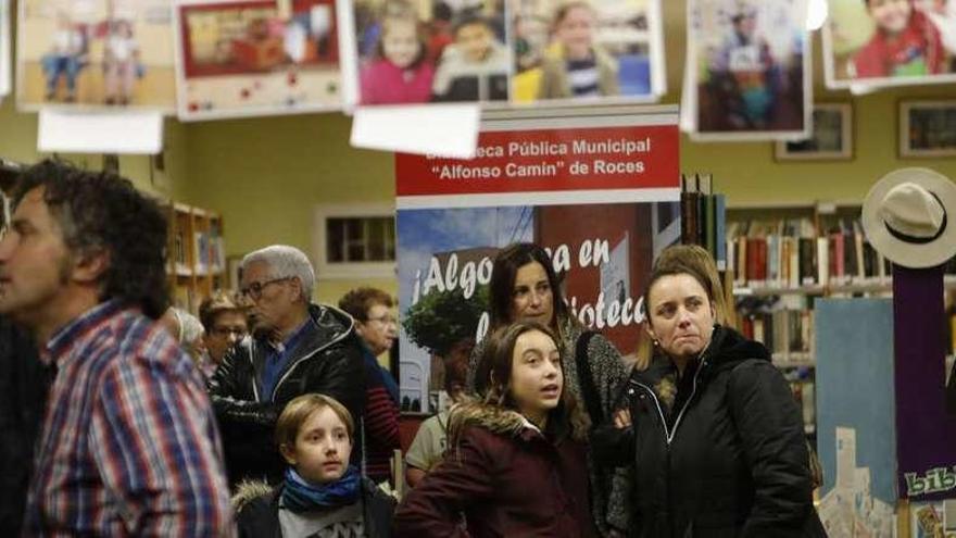 Varios de los visitantes a la exposición, con Ricardo Onís en primer término, a la izquierda.