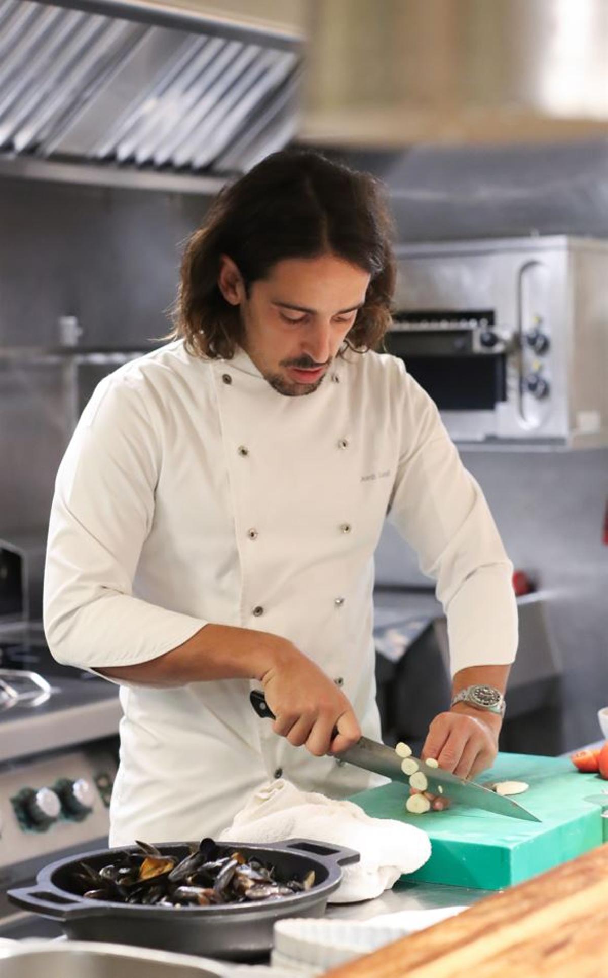 Jordi Cunill preparant el plat de musclos per a "Territori al Mas".