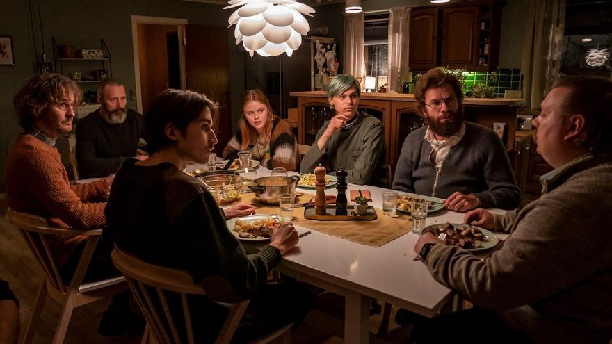 Lo nuevo de Dwayne Johnson y de M. Night Shyamalan llega a la cartelera.