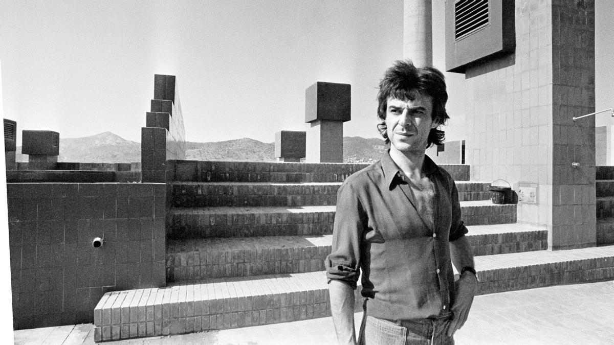 Un joven Ricardo Bofill en la época de construcción de La Manzanera en Calp.