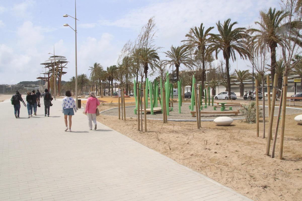 El nuevo paseo marítimo de La Pineda (Vila-seca), tras la deconstrucción realizada.