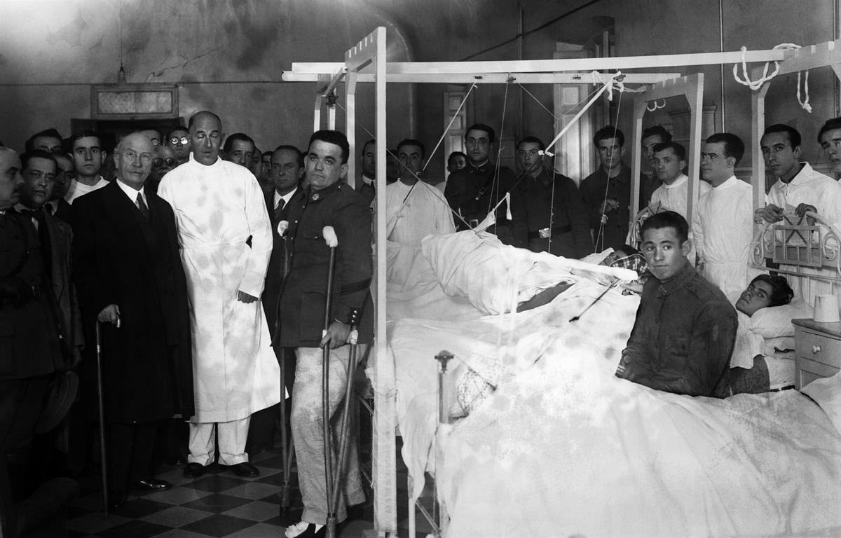 El presidente del Consejo y ministro de la Guerra, Alejandro Lerroux, acude al Hospital Militar de Carabanchel para interesarse por el estado de los soldados heridos durante el levantamiento obrero de octubre de 1934.
