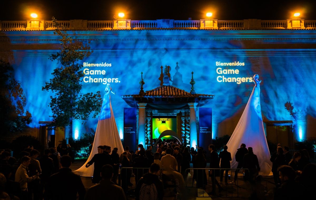 El Palacio Victoria Eugenia acogió el multitudinario evento de IQOS, el innovador dispositivo que calienta tabaco en lugar de quemarlo.