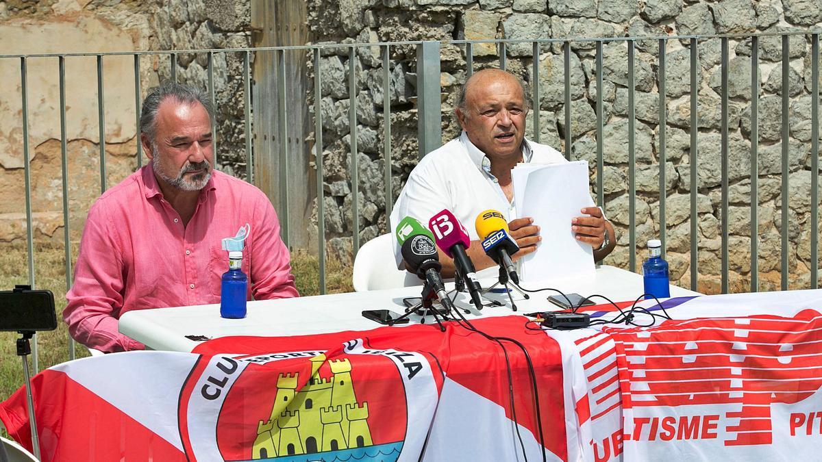 Antonio Palma y Toni Roig, con múltiples documentos en sus manos, ayer en la rueda de prensa ofrecida en los jardines del complejo deportivo de es Raspallar.