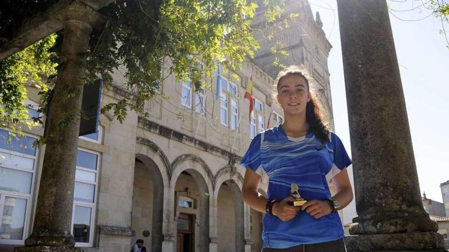 Carbón posa ante el consistorio de A Estrada con el trofeo conseguido el año pasado. // Bernabé/J. Lalín