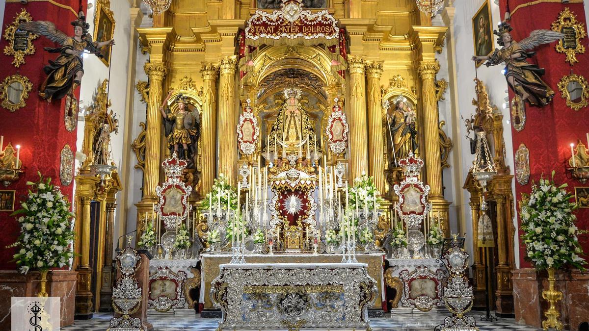 El espectacular altar de la Soledad de Cantillana para la Coronación Canónica