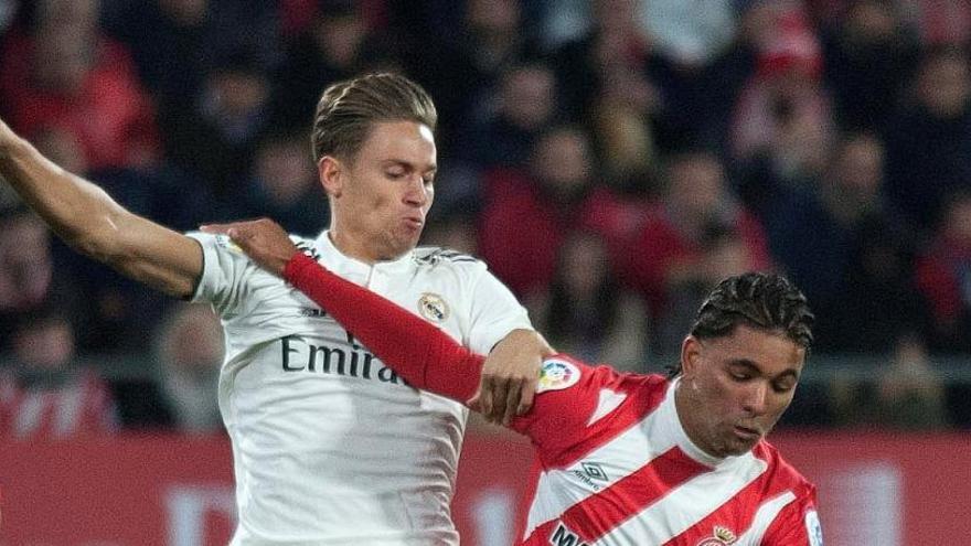 Douglas Luiz lluita amb Marcos Llorente (Madrid)