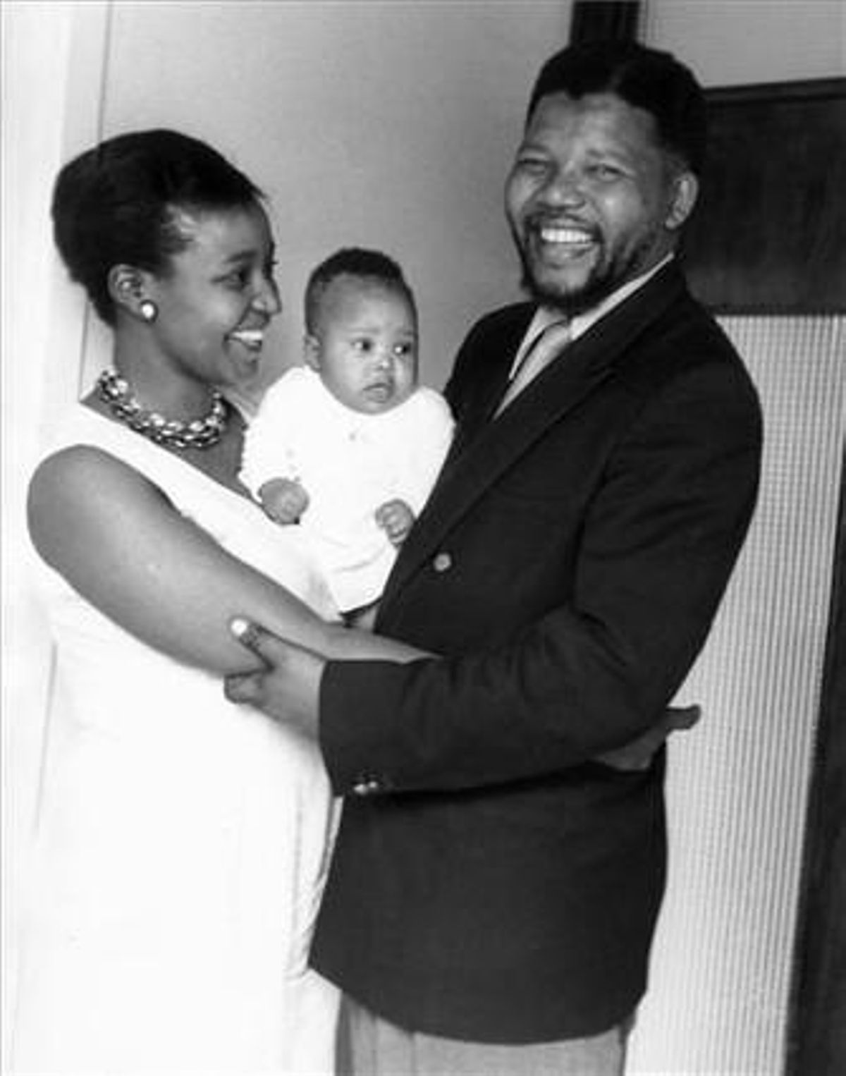 Nelson i Winnie Mandela mostren la seva primera filla, Zindzi, a casa seva, a Orlando West, Soweto, el 1961.