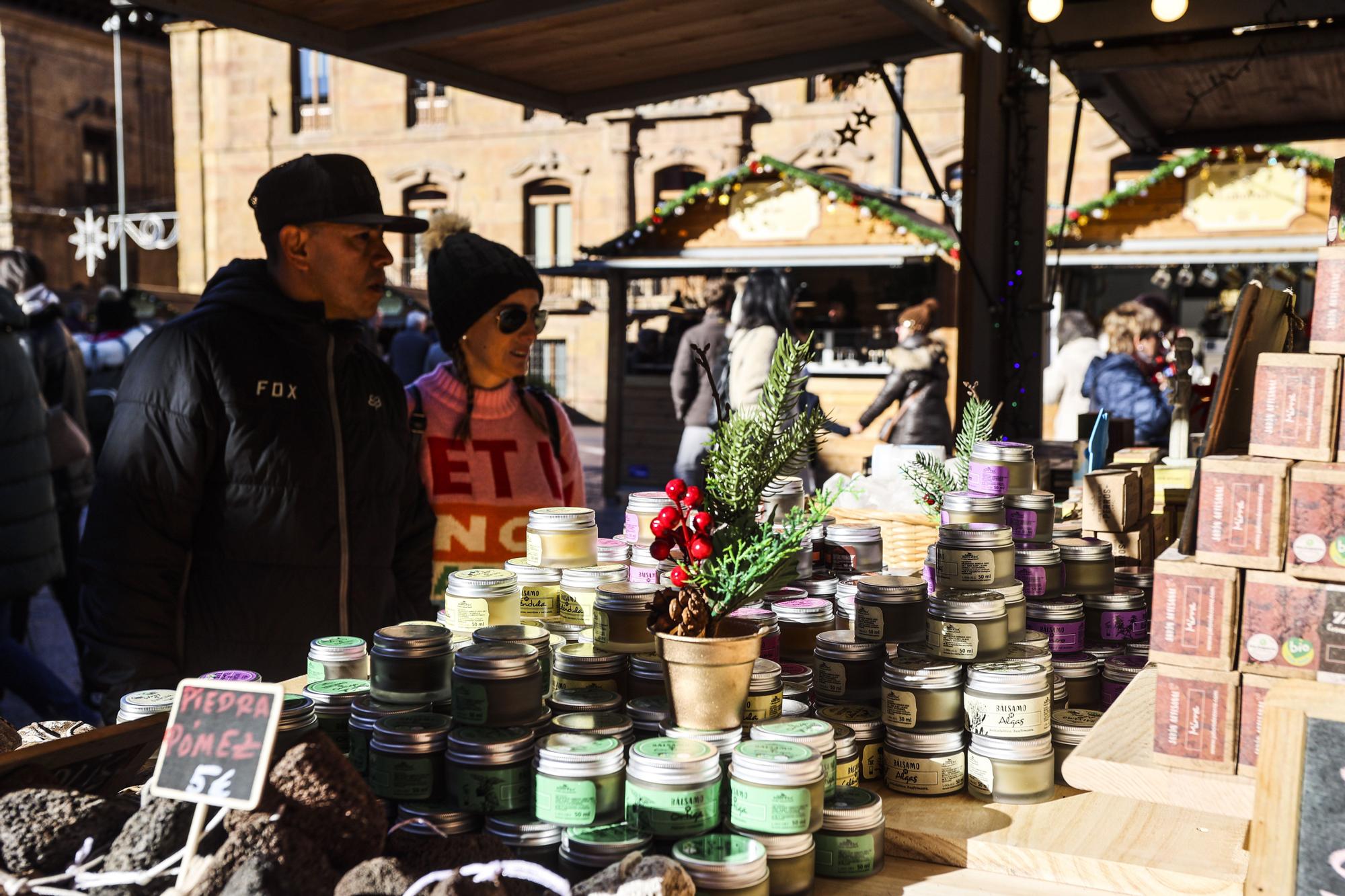 Un paseo por el mercado de Navidad de Oviedo