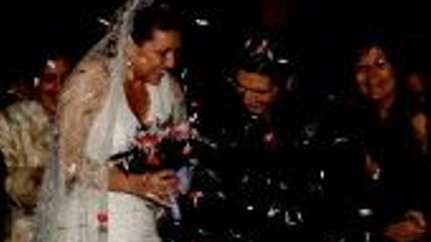 Más de 5.000 personas aclaman a Niña Pastori en su boda