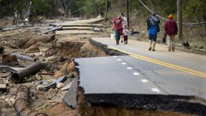 Una carretera destruida por una inundación provocada tras el paso del huracán Helene en Carolina del Norte (EEUU)