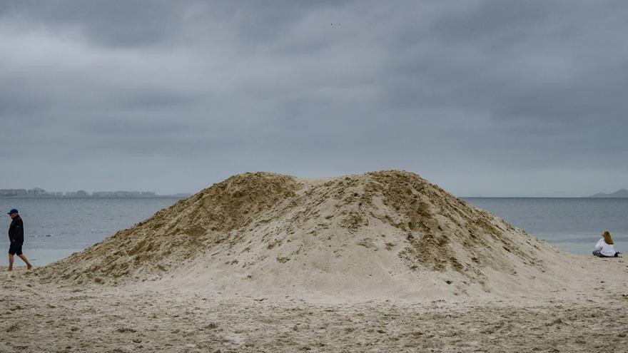 Las playas siguen acusando el efecto del temporal en plenas vacaciones