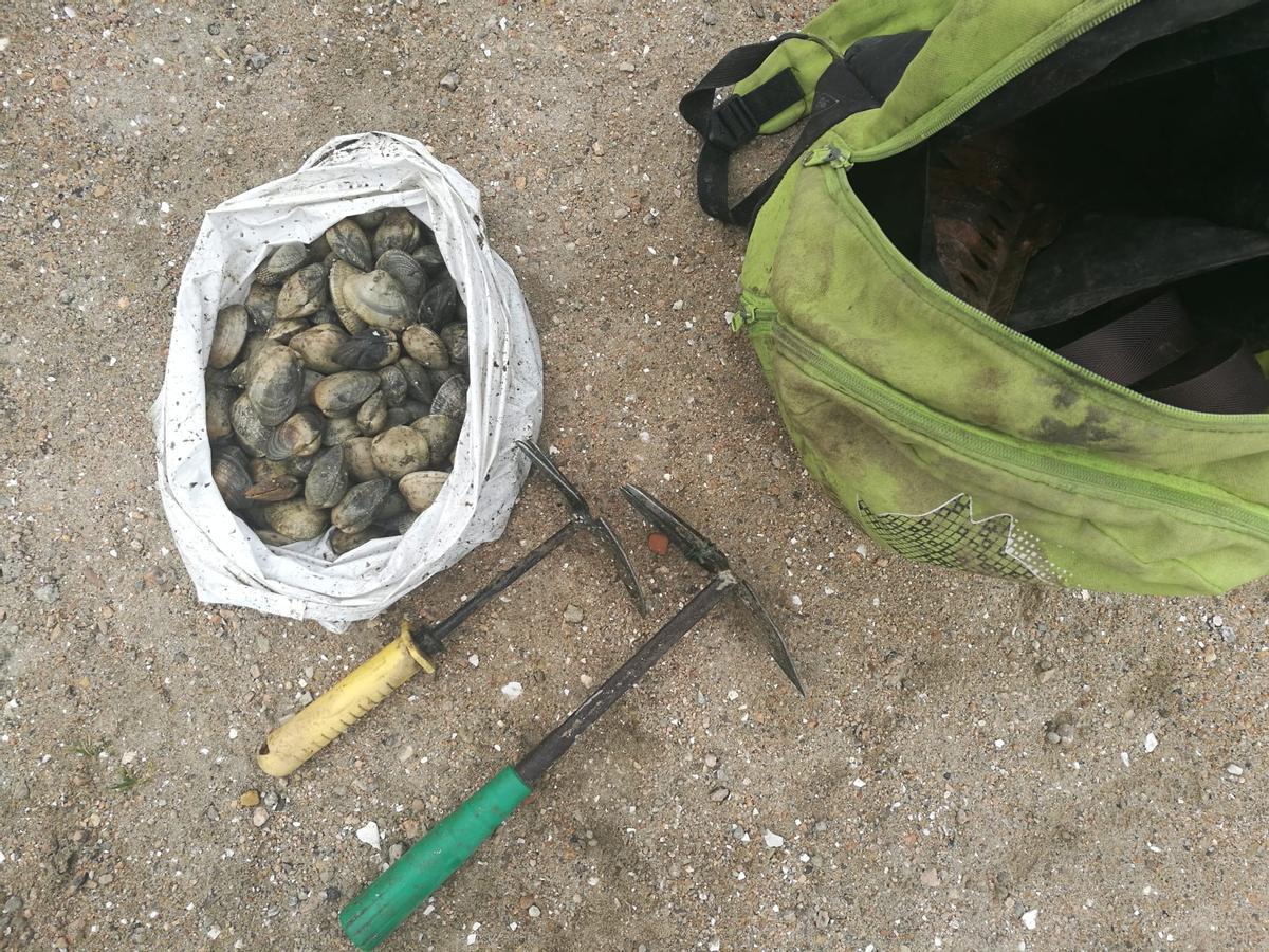 Dos kilos de almejas decomisados a un furtivo en Bouzas.