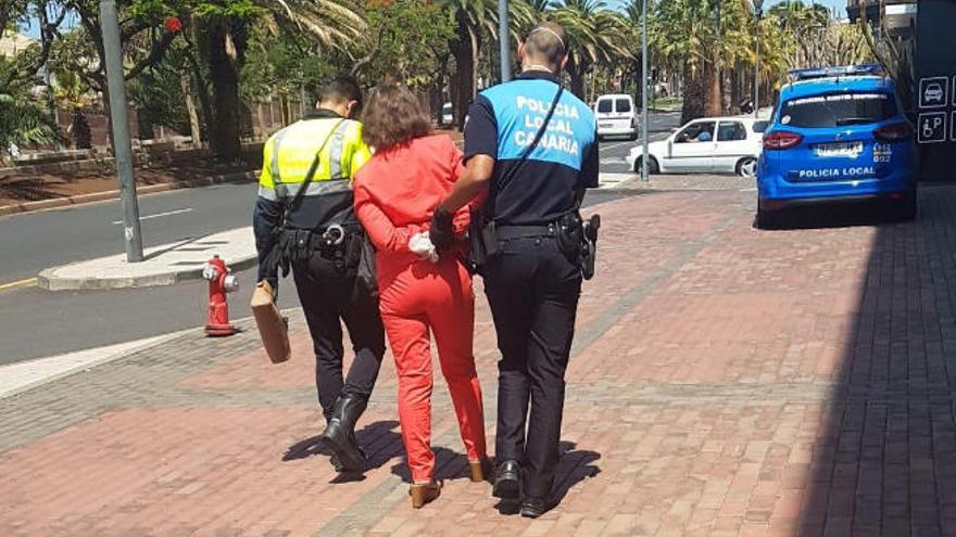 Momento de la detención de la  mujer que se negó a usar la mascarilla