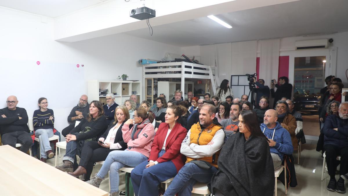 Asamblea de militantes de GxF que ha ratificado a Alejandra Ferrer y Sílvia Tur.