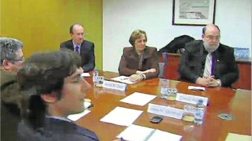 Al fons, Anna Maria Geli, al costat de Claudi Alsina, en la reunió de dimecres a la nit |