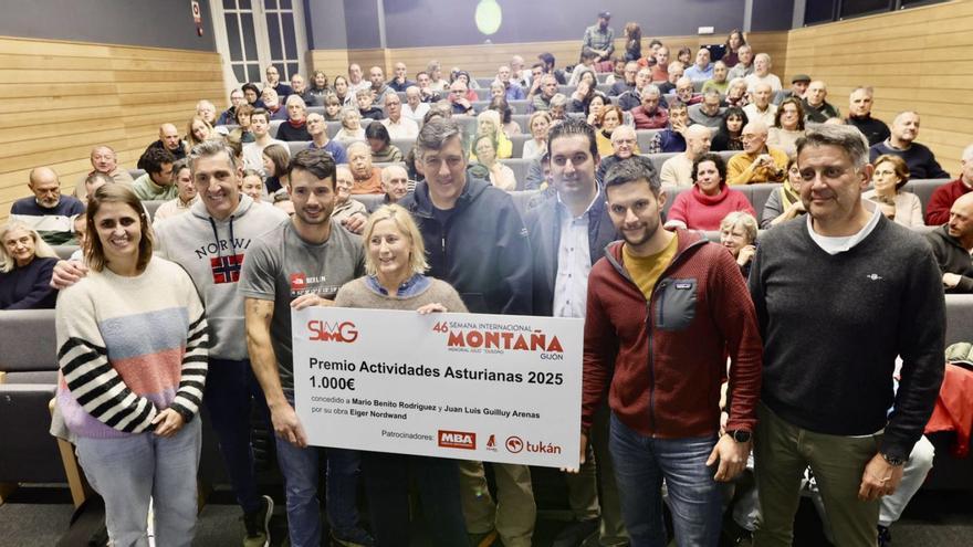 Autoridades, patrocinadores, organizadores y los autores del vídeo «Eiger Nordwand», ayer, en un abarrotado salón de actos de la Cámara de Comercio de Gijón. | MARCOS LEÓN