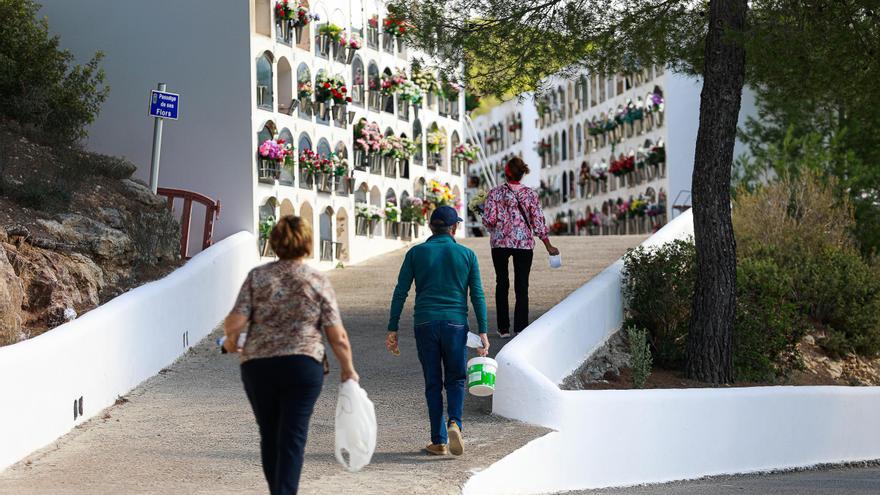 Horarios de los cementerios en la isla de Ibiza con motivo de Tots Sants