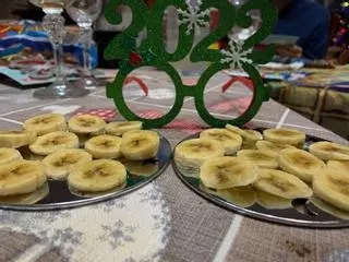 Doce rodajas de plátanos en vez de uvas en solidaridad con La Palma
