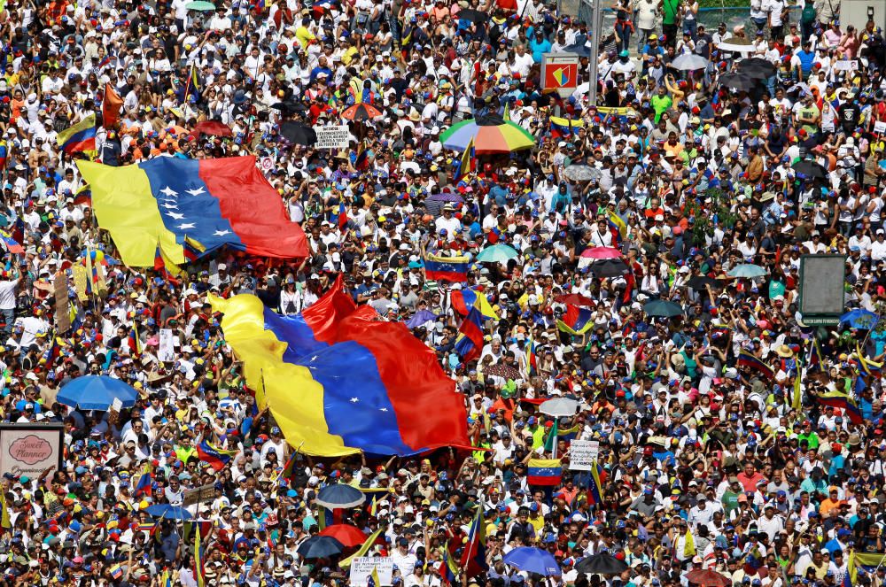 Miles de venezolanos salen a la calle para apoyar a Guaidó